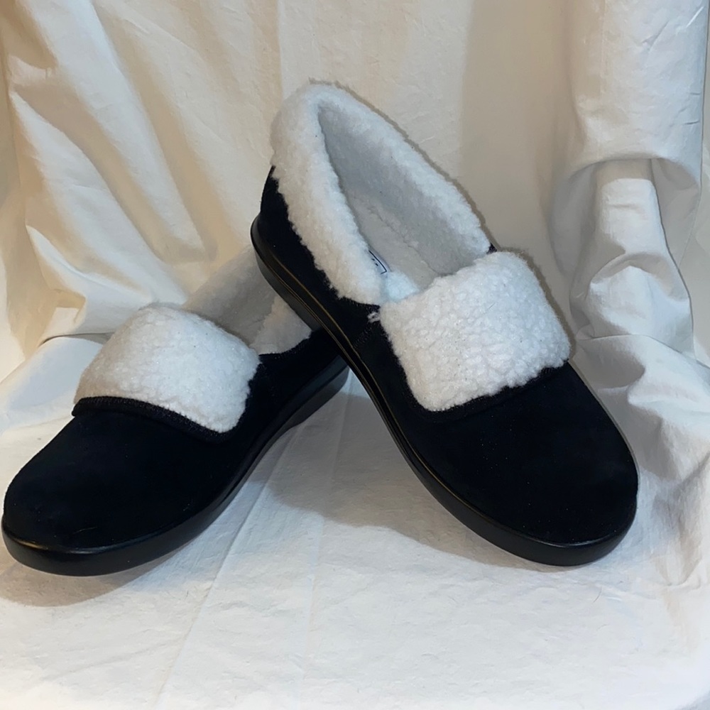 New Propet Women's Slippers with Black Exterior and White Lining.